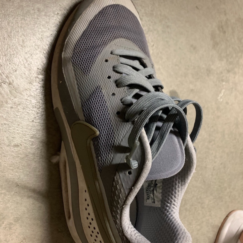 NIKE SHOES SIZE 8.5